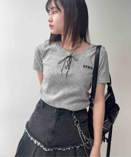 AS KNOW AS plus(アズノゥアズプラス)の「〇レースアップ ワンポイント刺繍テレコTシャツ(Tシャツ/カットソー・レディース・グレー/ブラック・FREE)」の9枚目の写真