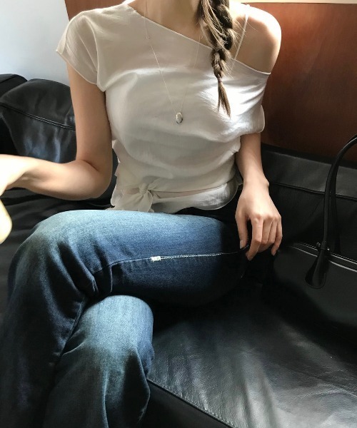 FAVORITO(ファヴォリート)の「リボンオフショルダートップス(シャツ/ブラウス・レディース・ブラック/ホワイト・F)」の6枚目の写真