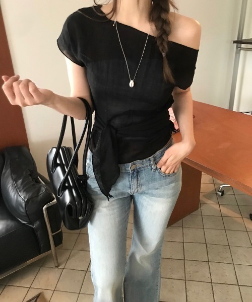 FAVORITO(ファヴォリート)の「リボンオフショルダートップス(シャツ/ブラウス・レディース・ブラック/ホワイト・F)」の16枚目の写真
