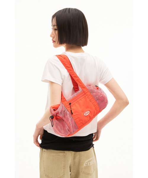 EMIS(イミス)の「MESH DUFFLE BAG(ショルダーバッグ・レディース・ブラック/レッド/ライトブルー・FREE)」の2枚目の写真
