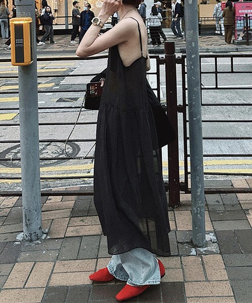 LAFFMO(ラフモ)の「ドット柄シアーフレアキャミワンピース(ワンピース・レディース・ブラック/ブラウン・M/L)」の5枚目の写真