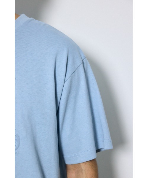 AZUL by moussy(アズールバイマウジー)の「エンボスロゴTシャツ(Tシャツ/カットソー・メンズ・ホワイト/ライトブルー/ライトブラック・LARGE/MEDIUM)」の6枚目の写真
