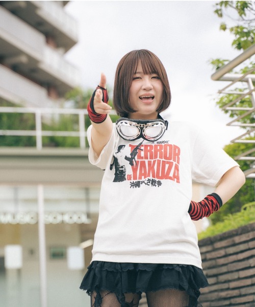ハードコアチョコレート(ハードコアチョコレート)の「沖縄やくざ戦争(ラッパ呑みバニラホワイト)(Tシャツ/カットソー・メンズ・オフホワイト・XX-LARGE/X-LARGE/LARGE)」の2枚目の写真