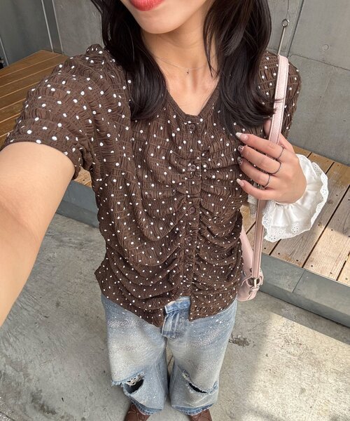 CIAOPANIC(チャオパニック)の「フロントシャーリングドット柄トップス(Tシャツ/カットソー・レディース・ホワイト/ブラウン・FREE)」の1枚目の写真
