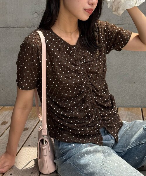 CIAOPANIC(チャオパニック)の「フロントシャーリングドット柄トップス(Tシャツ/カットソー・レディース・ホワイト/ブラウン・FREE)」の7枚目の写真