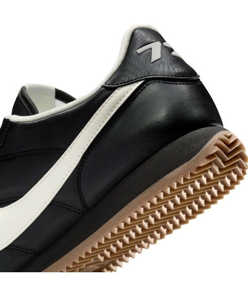 NIKE（ナイキ）の「NIKE Cortez SE（ナイキ コルテッツ SE）（スニーカー・レディース・ブラック系・23.5cm/23cm/24cm/24.5cm/25cm）」の4枚目の写真
