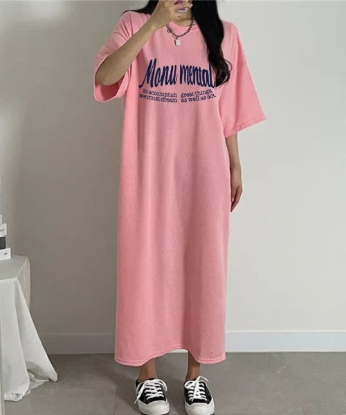 Lips(リップス)の「ゆるっと着るだけでこなれ見え!ロゴプリントが映える大人カジュアルTシャツワンピース(ワンピース・レディース・グレー/ピンク/ホワイト/ブラック・FREE)」の4枚目の写真