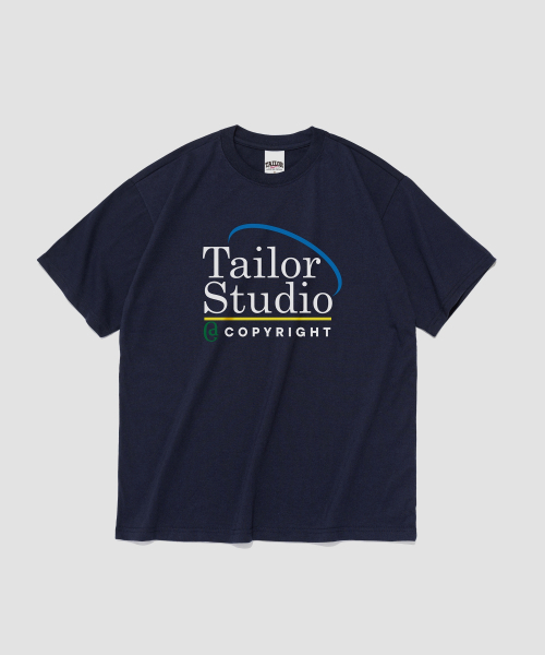 TAILOR STUDIO(テーラースタジオ)の「テイラー マガジン レタリング 半袖Tシャツ (ネイビー)(Tシャツ/カットソー・レディース・その他・2XL/MEDIUM/LARGE/SMALL/X-LARGE)」の1枚目の写真