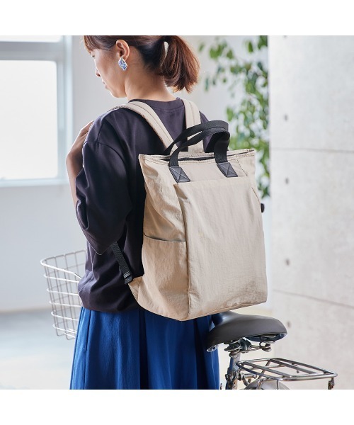 Belle Maison(ベルメゾン)の「自転車でも両手が開けられる!ふわ軽保冷お買い物リュック(バックパック/リュック・レディース・ブルーグレー/チャコール/アイボリー・-)」の12枚目の写真