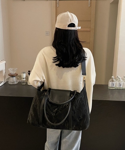Alum'(アルム)の「【キャリーオン対応】レザー切替 2way大容量トラベルボストンバッグ(ボストンバッグ・レディース・ライトブルー/ホワイト/ブラック・FREE)」の12枚目の写真