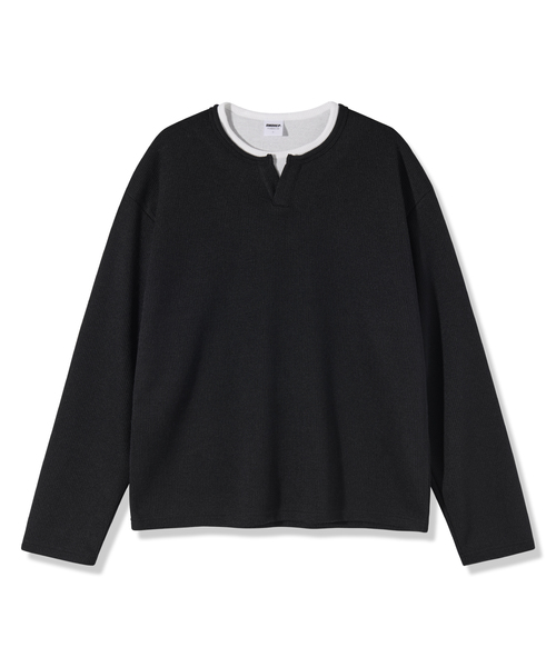 PIANER(ピアネール)の「スリットネックレイヤード長袖Tシャツ(ブラック)(Tシャツ/カットソー・レディース・ブラック・LARGE/X-LARGE)」の1枚目の写真