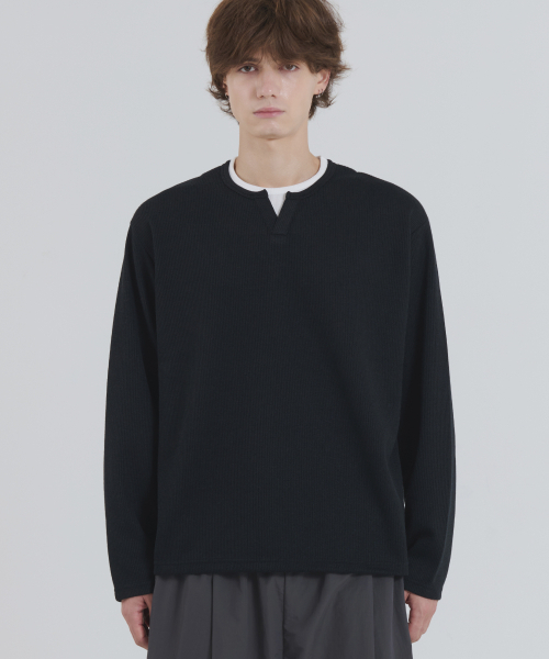 PIANER(ピアネール)の「スリットネックレイヤード長袖Tシャツ(ブラック)(Tシャツ/カットソー・レディース・ブラック・LARGE/X-LARGE)」の2枚目の写真