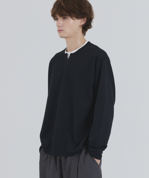 PIANER(ピアネール)の「スリットネックレイヤード長袖Tシャツ(ブラック)(Tシャツ/カットソー・レディース・ブラック・LARGE/X-LARGE)」の3枚目の写真