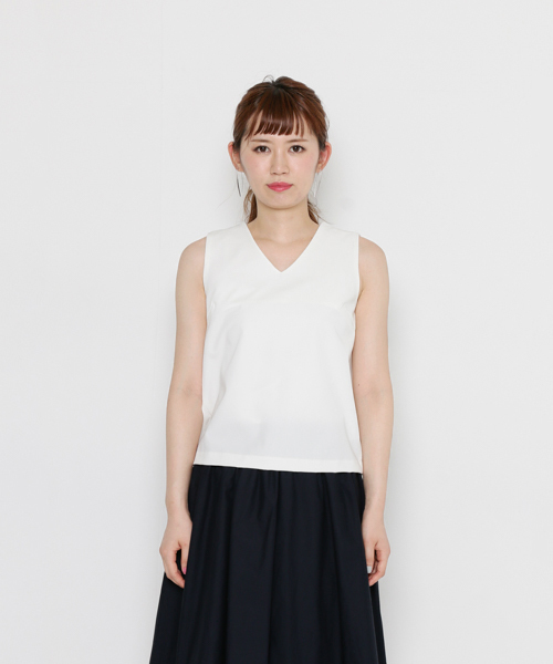 SENSE OF PLACE by URBAN RESEARCH（センスオブプレイスバイアーバンリサーチ）の「Vネックブラウス(ノースリーブ)（シャツ/ブラウス・レディース・ブラック/オフホワイト/ベージュ/イエロー・FREE）」の2枚目の写真
