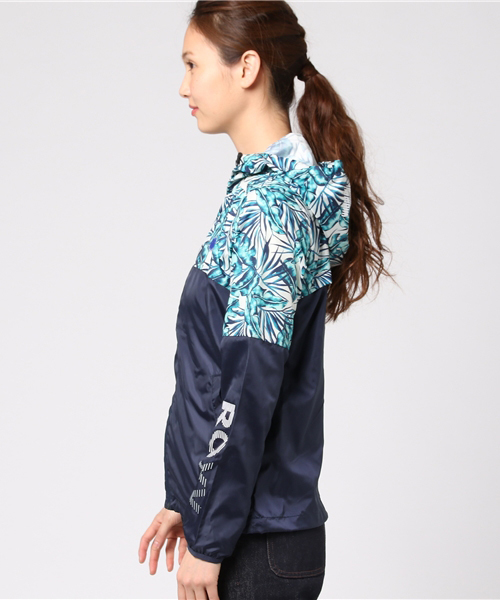 ROXY(ロキシー)の「TROPICAL DAYS JACKET(その他アウター・レディース・ホワイト/ネイビー/ブラック・MEDIUM/LARGE/SMALL)」の5枚目の写真