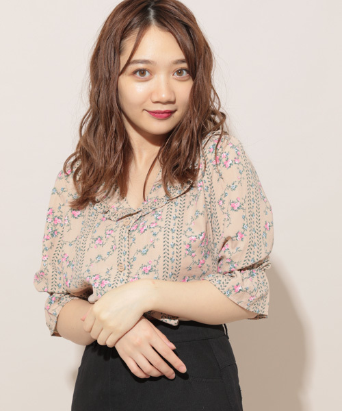 apres jour(アプレジュール)の「フリル襟花柄ブラウス【ZOZOTOWN限定アイテム】(シャツ/ブラウス・レディース・ブラック/グリーン/ベージュ・フリー)」の1枚目の写真