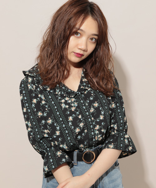 apres jour(アプレジュール)の「フリル襟花柄ブラウス【ZOZOTOWN限定アイテム】(シャツ/ブラウス・レディース・ブラック/グリーン/ベージュ・フリー)」の4枚目の写真
