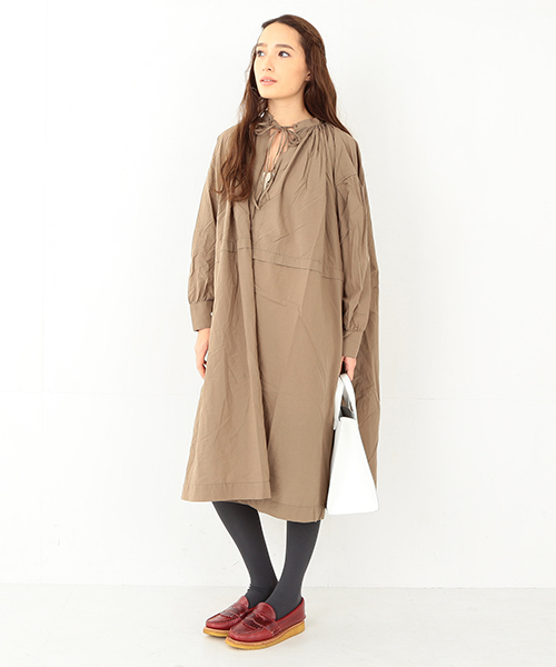 BEAMS BOY（ビームスボーイ）の「◎BEAMS BOY / タイプライター スモッグ ワンピース（ワンピース・レディース・ベージュ/ネイビー・ONE SIZE）」の2枚目の写真