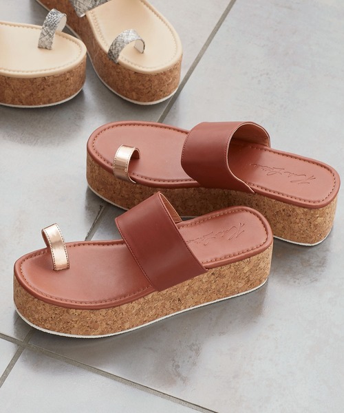 KOBE LETTUCE（コウベレタス）の「サムループプラットフォームウェッジサンダル（サンダル・レディース・ブラック/アイボリー/キャメル/パイソン・LL/S/M/L）」の3枚目の写真