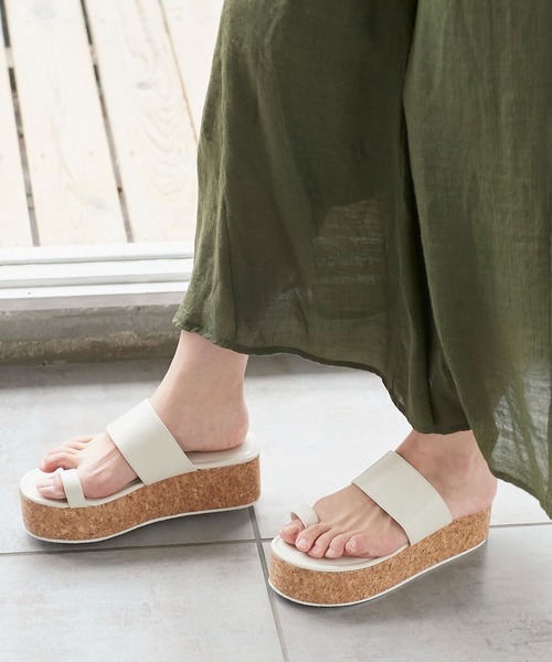 KOBE LETTUCE（コウベレタス）の「サムループプラットフォームウェッジサンダル（サンダル・レディース・ブラック/アイボリー/キャメル/パイソン・LL/S/M/L）」の2枚目の写真