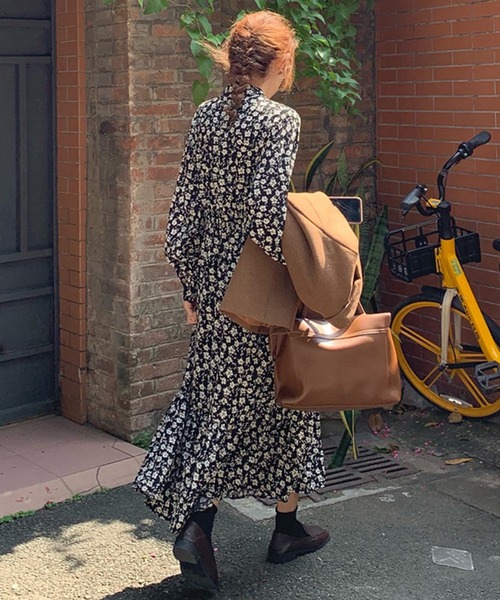 Jewelobe(ジュエローブ)の「ハイネックフラワーワンピース(ワンピース・レディース・ブラック/ブルー・FREE)」の8枚目の写真