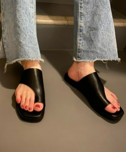 Fabby fabby（ファビィーファビィー）の「トングフラットサンダル（サンダル・レディース・ブラウン/ホワイト/パイソン/ブラック/ライトグリーン・MEDIUM/SS/LARGE/SMALL）」の3枚目の写真