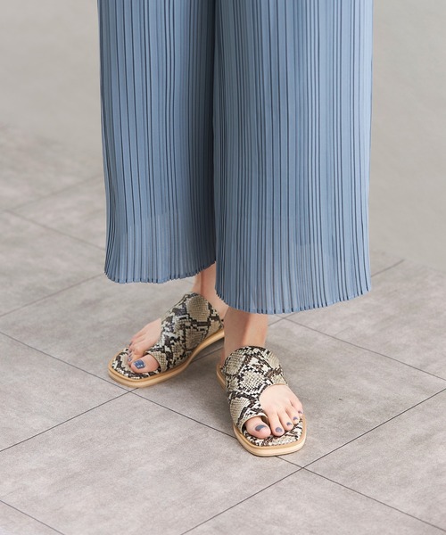 Fabby fabby（ファビィーファビィー）の「トングフラットサンダル（サンダル・レディース・ブラウン/ホワイト/パイソン/ブラック/ライトグリーン・MEDIUM/SS/LARGE/SMALL）」の12枚目の写真