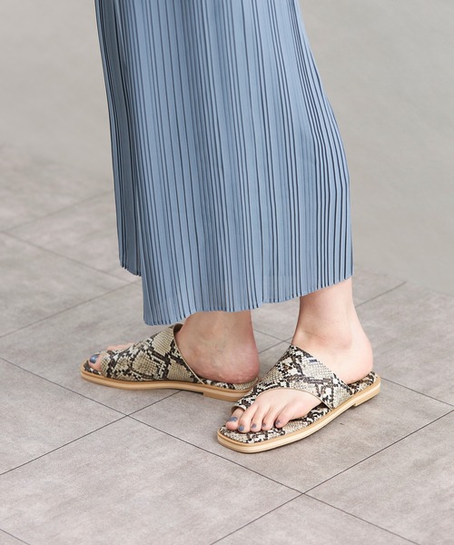 Fabby fabby（ファビィーファビィー）の「トングフラットサンダル（サンダル・レディース・ブラウン/ホワイト/パイソン/ブラック/ライトグリーン・MEDIUM/SS/LARGE/SMALL）」の11枚目の写真