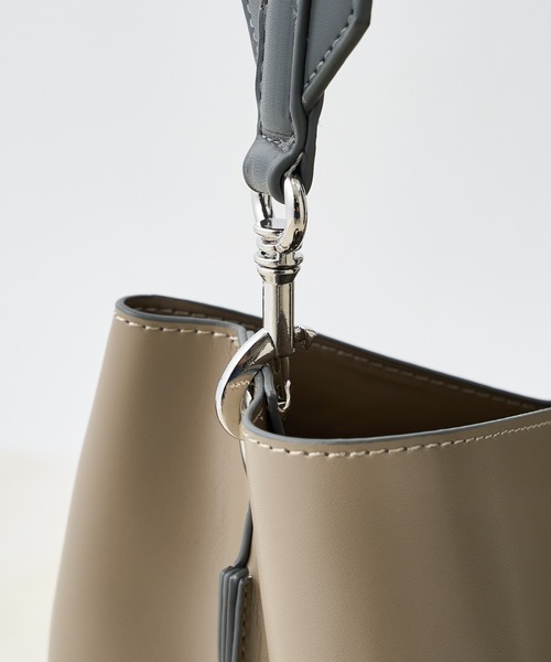 COLONY 2139（コロニートゥーワンスリーナイン）の「バケツ型縦長ショルダーバッグ（ショルダーバッグ・レディース・ブラック/モカ/ベージュ/キャメル・FREE）」の6枚目の写真