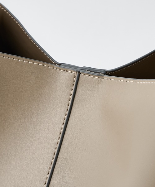 COLONY 2139（コロニートゥーワンスリーナイン）の「バケツ型縦長ショルダーバッグ（ショルダーバッグ・レディース・ブラック/モカ/ベージュ/キャメル・FREE）」の15枚目の写真