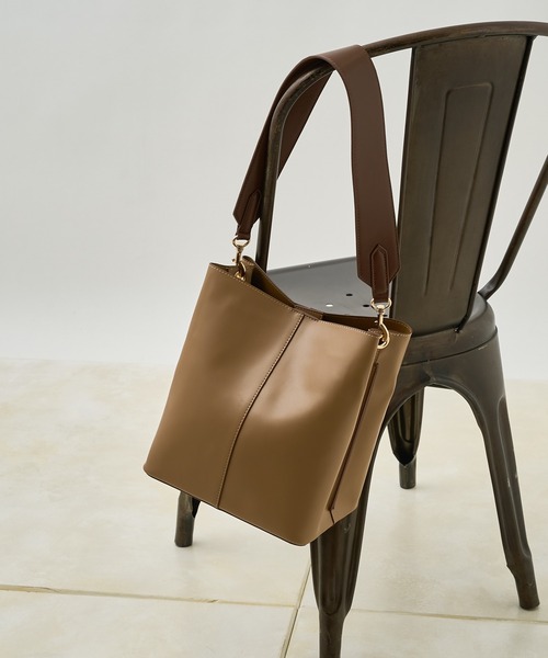 COLONY 2139（コロニートゥーワンスリーナイン）の「バケツ型縦長ショルダーバッグ（ショルダーバッグ・レディース・ブラック/モカ/ベージュ/キャメル・FREE）」の22枚目の写真