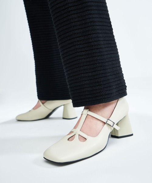 CHARLES & KEITH(チャールズ & キース)の「パテントダブルストラップ メリージェーンパンプス / Patent Double Strap Mary Jane Pumps(パンプス・レディース・ブラック/オフホワイト/シルバー・22.5cm/23cm/23.5cm/24.5cm/25cm/25.5cm)」の4枚目の写真