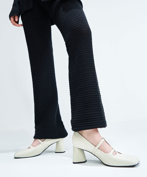 CHARLES & KEITH(チャールズ & キース)の「パテントダブルストラップ メリージェーンパンプス / Patent Double Strap Mary Jane Pumps(パンプス・レディース・ブラック/オフホワイト/シルバー・22.5cm/23cm/23.5cm/24.5cm/25cm/25.5cm)」の6枚目の写真