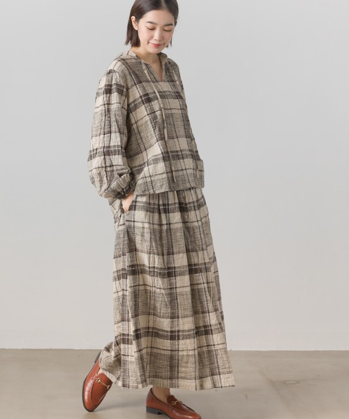 OMNES(オムネス)の「スラブチェックギャザーロングスカート(スカート・レディース・マスタード/グレイッシュベージュ/グリーン・FREE)」の9枚目の写真