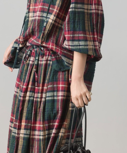 OMNES(オムネス)の「スラブチェックギャザーロングスカート(スカート・レディース・マスタード/グレイッシュベージュ/グリーン・FREE)」の16枚目の写真