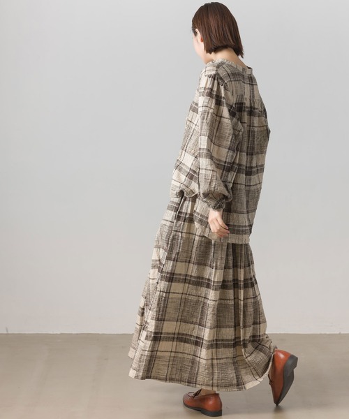 OMNES(オムネス)の「スラブチェックギャザーロングスカート(スカート・レディース・マスタード/グレイッシュベージュ/グリーン・FREE)」の13枚目の写真
