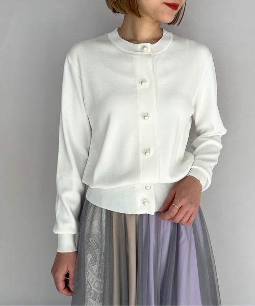 PICCIN（ピッチン）の「クロップドパール釦カーディガン（カーディガン/ボレロ・レディース・ブラック/オフホワイト/ブルー・M）」の2枚目の写真
