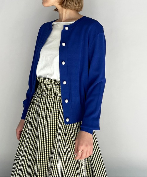 PICCIN（ピッチン）の「クロップドパール釦カーディガン（カーディガン/ボレロ・レディース・ブラック/オフホワイト/ブルー・M）」の3枚目の写真