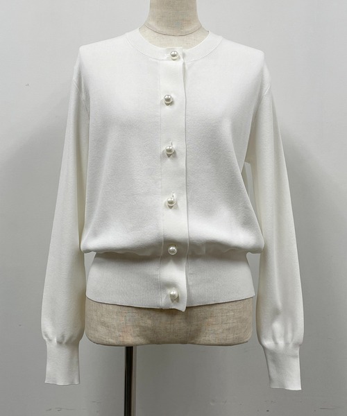 PICCIN（ピッチン）の「クロップドパール釦カーディガン（カーディガン/ボレロ・レディース・ブラック/オフホワイト/ブルー・M）」の4枚目の写真