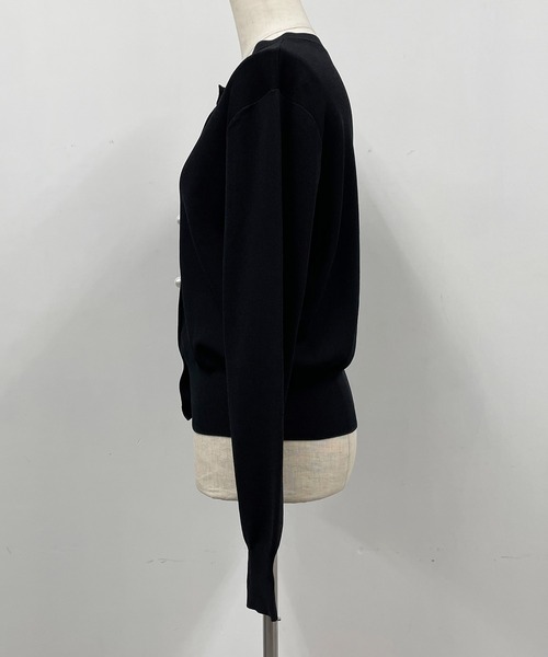 PICCIN（ピッチン）の「クロップドパール釦カーディガン（カーディガン/ボレロ・レディース・ブラック/オフホワイト/ブルー・M）」の7枚目の写真