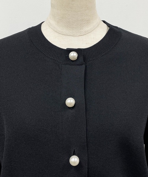 PICCIN（ピッチン）の「クロップドパール釦カーディガン（カーディガン/ボレロ・レディース・ブラック/オフホワイト/ブルー・M）」の9枚目の写真