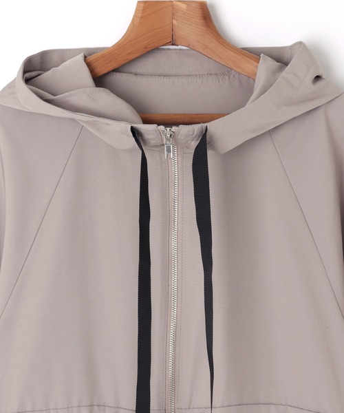 andme（アンドミー）の「配色テープドローストリングマウンテンパーカー（マウンテンパーカー・レディース・ブラック/アイボリー/グレイッシュベージュ/カーキ・M）」の20枚目の写真