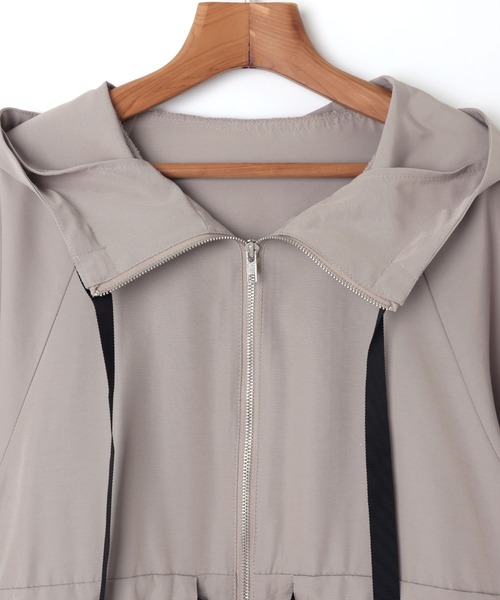 andme（アンドミー）の「配色テープドローストリングマウンテンパーカー（マウンテンパーカー・レディース・ブラック/アイボリー/グレイッシュベージュ/カーキ・M）」の22枚目の写真