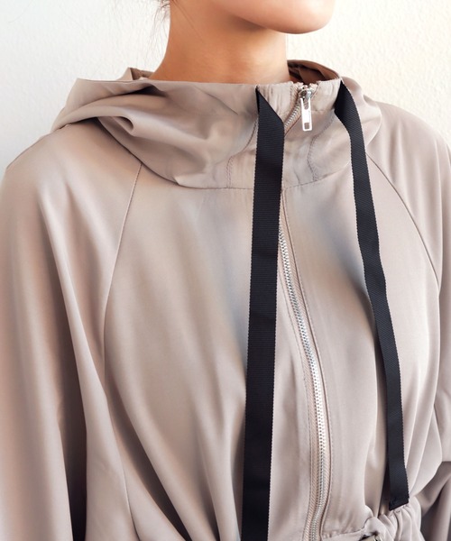 andme（アンドミー）の「配色テープドローストリングマウンテンパーカー（マウンテンパーカー・レディース・ブラック/アイボリー/グレイッシュベージュ/カーキ・M）」の11枚目の写真