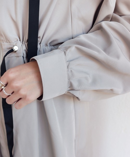 andme（アンドミー）の「配色テープドローストリングマウンテンパーカー（マウンテンパーカー・レディース・ブラック/アイボリー/グレイッシュベージュ/カーキ・M）」の14枚目の写真