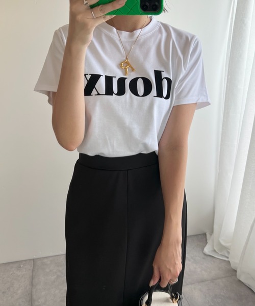Re:EDIT（リエディ）の「2TYPEフロッキーロゴTシャツ（Tシャツ/カットソー・レディース・ホワイト系1/ブラック系1/ブラック系2/イエロー/ホワイト系2/ホワイト系3/ピンク/ブルー・MEDIUM/LARGE）」の2枚目の写真