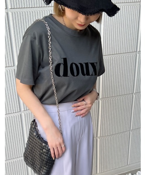 Re:EDIT（リエディ）の「2TYPEフロッキーロゴTシャツ（Tシャツ/カットソー・レディース・ホワイト系1/ブラック系1/ブラック系2/イエロー/ホワイト系2/ホワイト系3/ピンク/ブルー・MEDIUM/LARGE）」の5枚目の写真