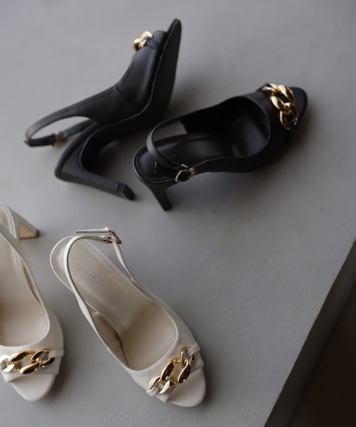 anuans（アニュアンス）の「チェーンモチーフオープントゥパンプス（パンプス・レディース・ブラウン/アイボリー・MEDIUM/LARGE/SMALL）」の6枚目の写真