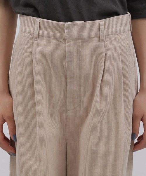 LAKOLE（ラコレ）の「11Wコーデュロイタックワイドパンツ[セットアップ対応] / 158269（その他パンツ・レディース・ダークブラウン/カーキ/オレンジ系その他/グレイッシュベージュ・SMALL/MEDIUM）」の16枚目の写真