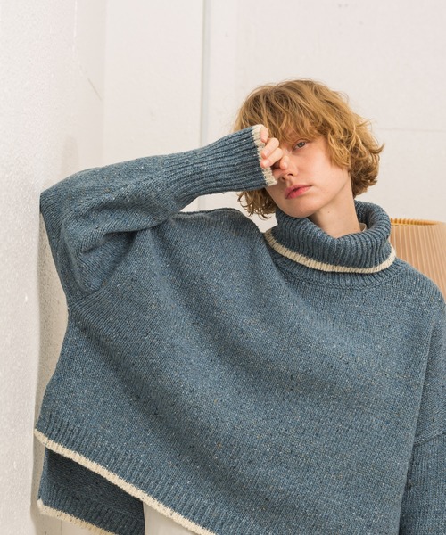 ALLUMER（アリュメール）の「ネップヤーンビッグシルエットタートルネック（ニット/セーター・レディース・ブラック/ブルー・1）」の2枚目の写真
